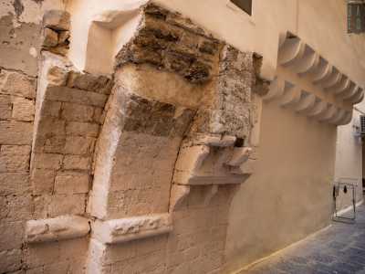 Riusciamo a distinguere i resti ben evidenti di due basamenti con archi centinati sovrapposti di diversa epoca. Gli stessi sono stati per� tagliati, probabilmente durante la demolizione dell�edificio prospicente, sul quale terminavano la loro arcata